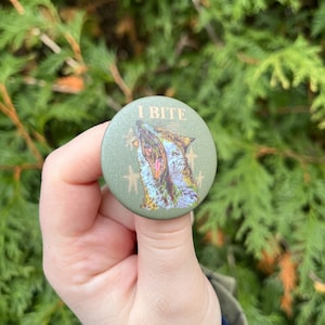 i bite - vos - glinsterende, matte speld - 37 mm - cottagecore fairycore hoektand