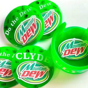 Handgjort set med specialdesignade Mt. Dew-underlägg