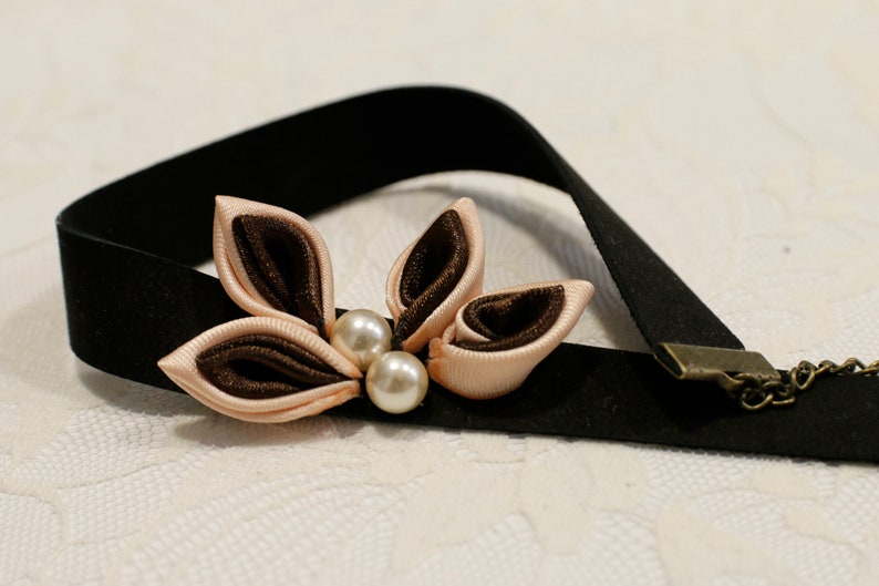 Chorina choker with handmade kanzashi satin leaves with synthetic pearls