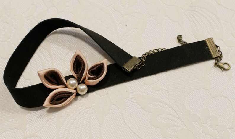 Chorina choker with handmade kanzashi satin leaves with synthetic pearls