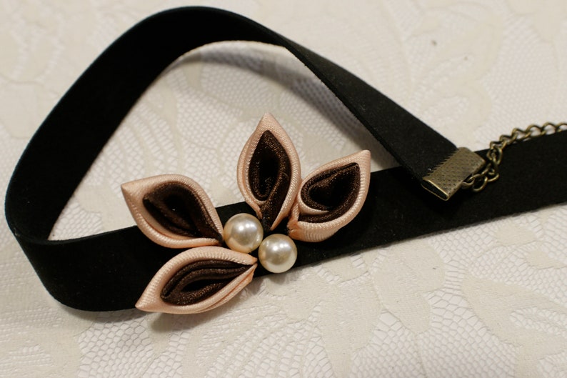 Chorina choker with handmade kanzashi satin leaves with synthetic pearls