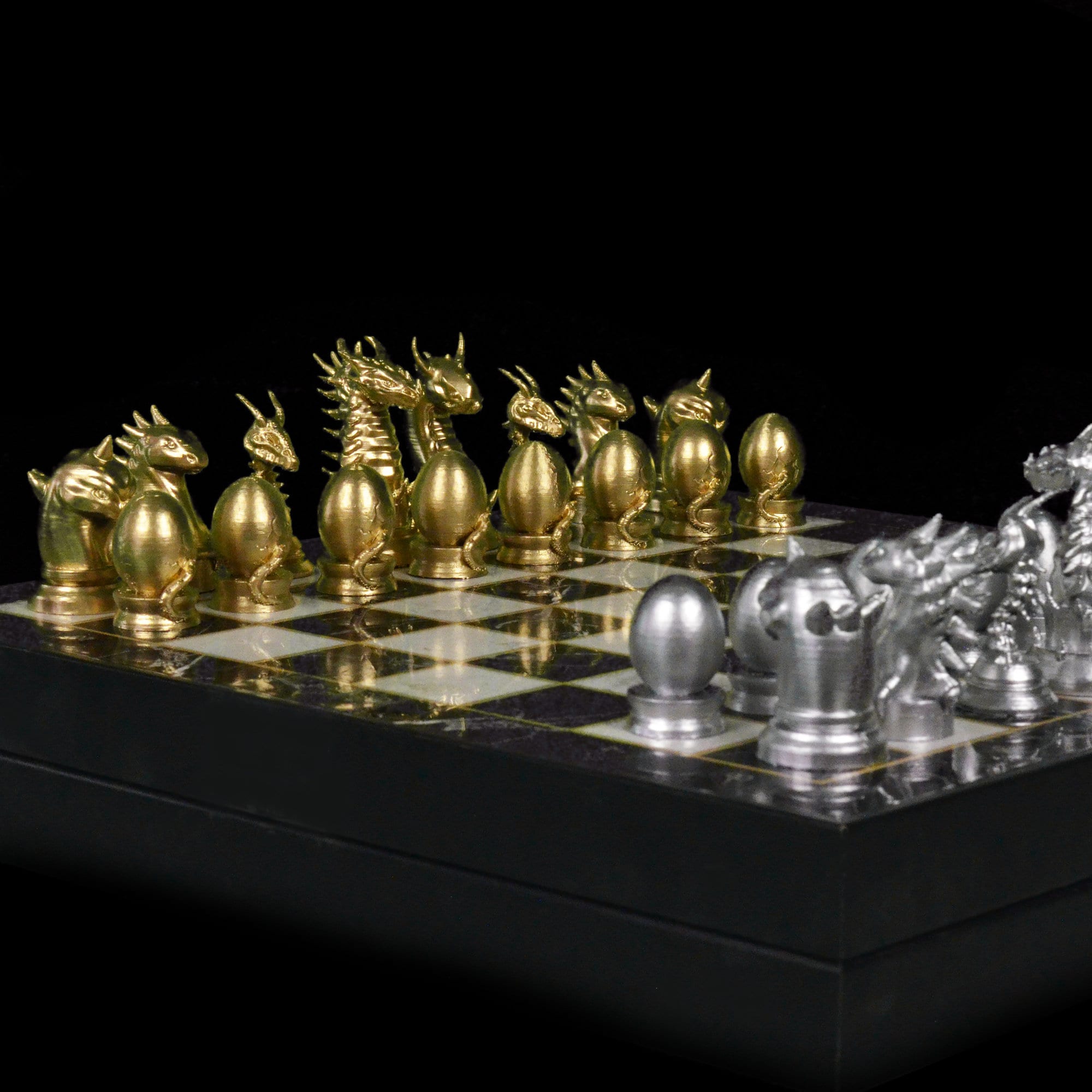 Tabuleiro de xadrez de madeira com peças de metal. xeque-mate.