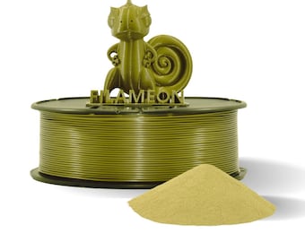 Könnte beinhalten: Olivgrüne 3D-Druck-Filamentrolle mit einer passenden Chamäleon-Figur. Die Figur trägt den Schriftzug "FLAMEON". Vor der Rolle befindet sich ein kleiner Haufen hellbraunen Pulvers.