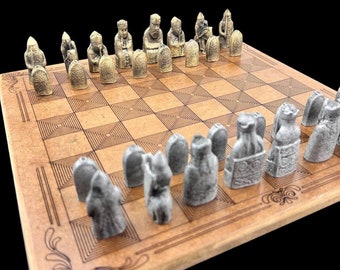 Könnte beinhalten: Ein Schachbrett aus Holz mit einem Satz Schachfiguren. Die Figuren sind aus Metall und haben ein mittelalterliches Design. Das Brett ist braun und hat ein Schachbrettmuster. Die Figuren sind in einer Startposition für eine Schachpartie angeordnet.