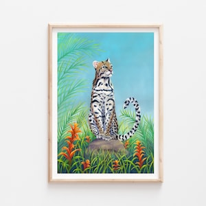 Può includere: Un dipinto di un margay, un piccolo gatto selvatico, seduto su una roccia in un ambiente di giungla. Il margay è marrone e nero con macchie e strisce. Lo sfondo è un cielo blu con foglie di palma verdi e fiori arancioni.
