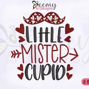 Puede incluir: Diseño bordado con un bigote rojo con corazones blancos, una flecha apuntando hacia la derecha y el texto "Little Mister Cupid" en letras negras y rojas. El diseño está rodeado de corazones rojos.
