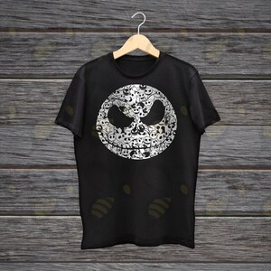 Pode incluir: Camiseta preta com um gr&aacute;fico branco do rosto de Jack Skellington de O Estranho Mundo de Jack. O gr&aacute;fico &eacute; feito de rostos menores de Jack Skellington.