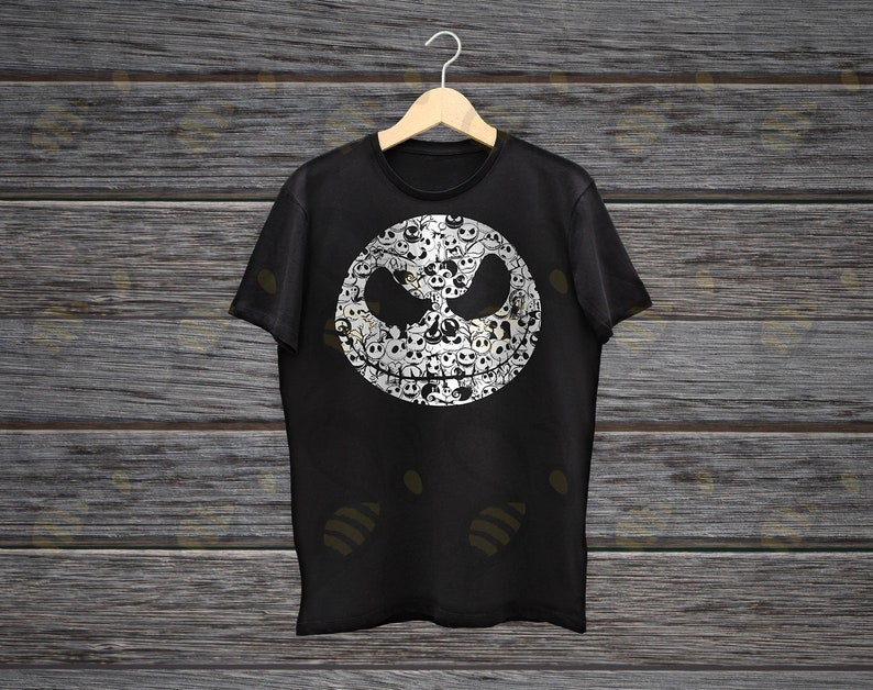 Pode incluir: Camiseta preta com um gr&aacute;fico branco do rosto de Jack Skellington de O Estranho Mundo de Jack. O gr&aacute;fico &eacute; feito de rostos menores de Jack Skellington.
