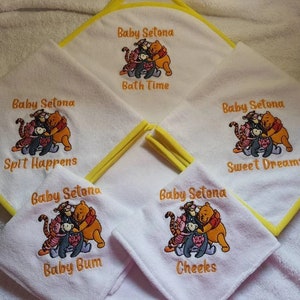 Pu&ograve; includere: Set di cinque asciugamani bianchi con bordino giallo, con personaggi di Winnie the Pooh e i suoi amici ricamati. Ogni asciugamano ha una frase diversa: "Bath Time", "Spit Happens", "Sweet Dreams", "Baby Bum" e "Cheeks".