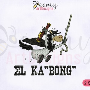 Puede incluir: Diseño bordado de un burro de dibujos animados con un sombrero negro y sosteniendo un rifle, con el texto "EL KA"BONG" debajo. El diseño está disponible en dos tamaños.