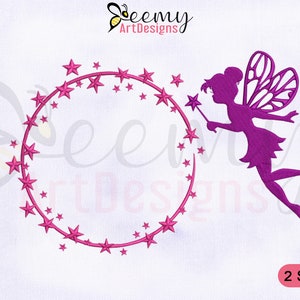 Peut inclure: Une fée rose avec des ailes vole à côté d'un cercle rose avec des étoiles roses. Le texte "Seemy ArtDesigns" est en haut de l'image. Le texte "2 SIZES" est en bas de l'image.