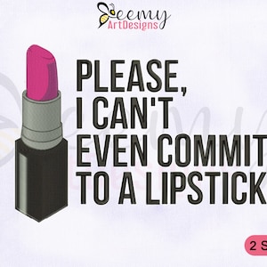 以下が含まれることがあります： 口紅と「PLEASE, I CAN'T EVEN COMMIT TO A LIPSTICK」というテキストの白黒刺繍デザイン。