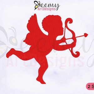Peut inclure: Silhouette rouge d'un cupidon avec des ailes, tenant un arc et une flèche avec une pointe en forme de cœur. L'image est sur un fond blanc et comprend le texte "ArtDesigns" et "2 SIZES".