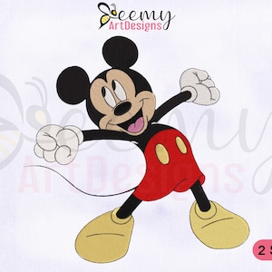 Puede incluir: Una ilustración de dibujos animados de Mickey Mouse con un atuendo rojo y negro con zapatos amarillos. La imagen está sobre un fondo blanco con el texto "Seemy ArtDesigns" y "2 SIZES" en las esquinas superior derecha e inferior derecha.