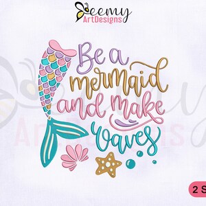 Puede incluir: Diseño bordado con una cola de sirena con escamas rosas, moradas y azul verdoso. El texto "Be a mermaid and make waves" está escrito en una fuente cursiva.