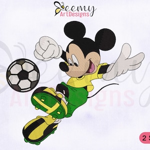 Op de afbeelding: Mickey Mouse draagt een geel en groen voetbaltenue en schopt een zwart-witte voetbal. De afbeelding bevat de tekst "Seemy ArtDesigns" en "2 SIZES".