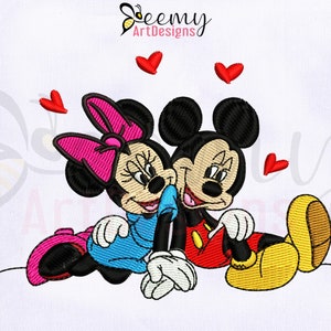 Può includere: Disegno ricamato di Topolino e Topolina che si tengono per mano con cuori rossi intorno. Il disegno è in una varietà di colori, tra cui rosso, giallo, nero, bianco, rosa e blu.