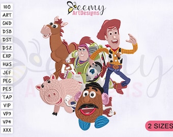 Puede incluir: Un diseño de bordado con personajes de Toy Story, incluyendo a Woody, Buzz Lightyear, Tiro al Blanco, Hamm y el Sr. Cara de Papa. El diseño incluye una lista de formatos de archivo como ART, CND, DSB, DST, DSZ, EXP, HUS, JEF, PEC, PES, TAP, VIP, VP3, VP4, XXX.