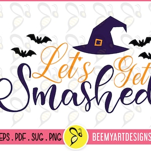 Puede incluir: Un sombrero de bruja morado con una hebilla negra se encuentra sobre el texto "Let's Get Smashed" en naranja y morado. Cuatro murciélagos negros están dispersos alrededor del texto.