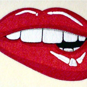 Pu&ograve; includere: Labbra rosse con denti bianchi, leggermente aperte, che mostrano un'espressione giocosa.