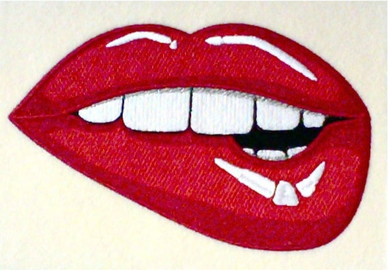 Pu&ograve; includere: Labbra rosse con denti bianchi, leggermente aperte, che mostrano un'espressione giocosa.