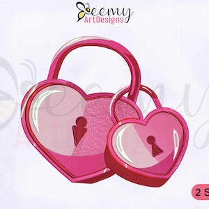 以下が含まれることがあります： 鍵穴のあるピンクのハート型の南京錠が2つ、1つは他方より大きく、一緒につながっています。大きな南京錠は、上部にループが付いています。画像は刺繍のデザイン用です。