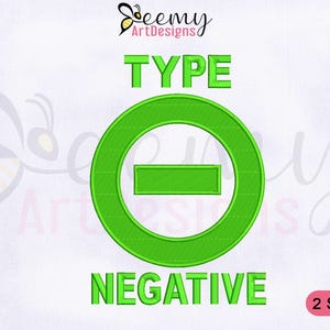 Può includere: Un disegno ricamato verde con le parole "TYPE" e "NEGATIVE" e un simbolo di cerchio verde con una linea orizzontale. Il design include anche il testo "2 SIZES" in rosa.