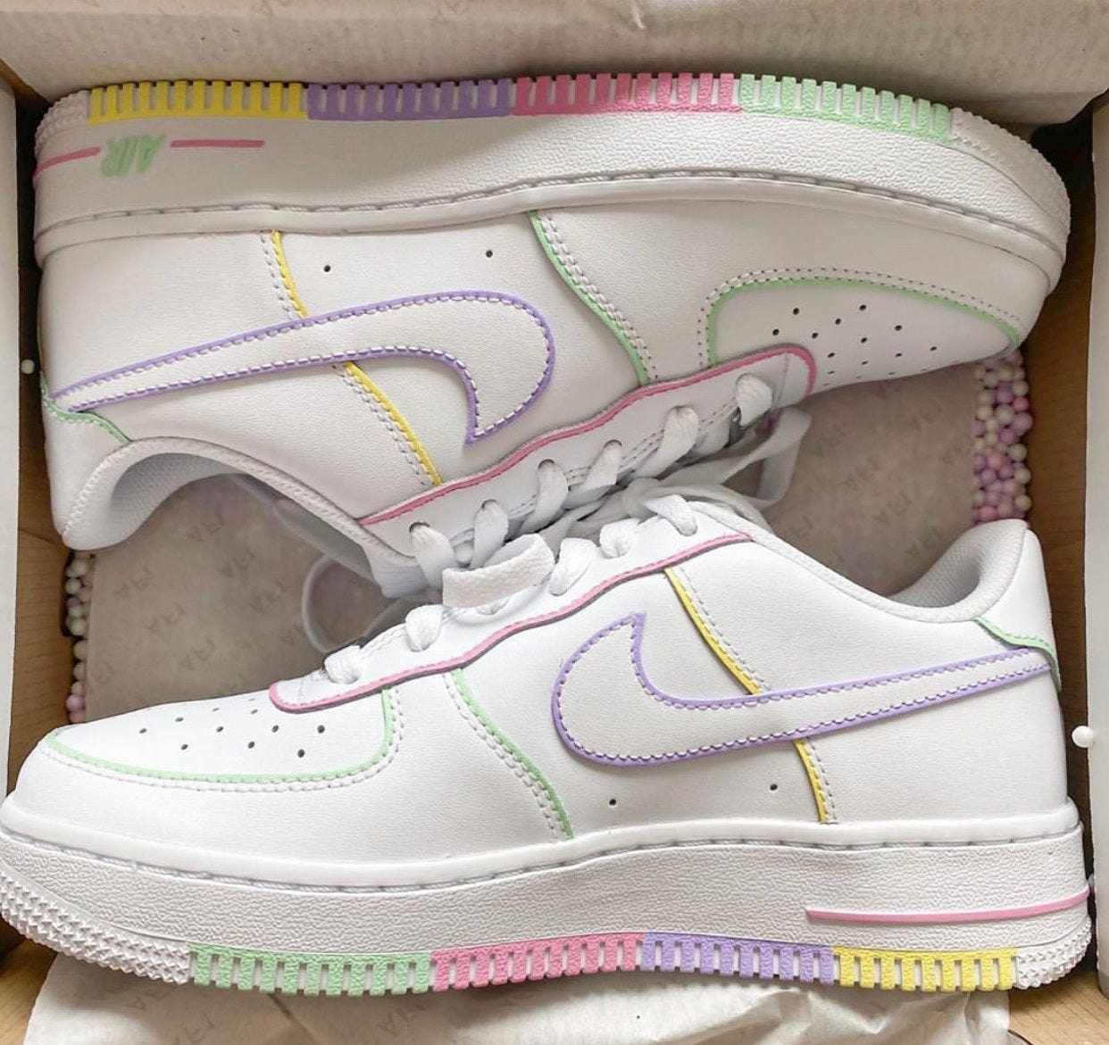 kleurrijke nikes