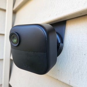 Blink Outdoor V4 Camera Vinyl Siding Clip - Damage Free, HOA & Apartment Approved outdoor camera mount