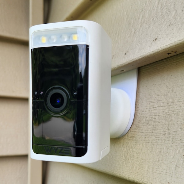 Wyze Cam Battery vinyl siding mount. Mount your camera without drilling holes in your home!