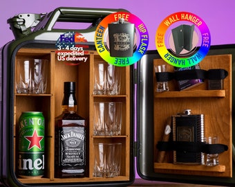 Jerry Can Mini Bar V1 – KOSTENLOSE PERSONALISIERTE GRAVUR, 3 Gläser, individuell gestalteter Flachmann, Wandaufhänger aus Metall! Bestes Geschenk aller Zeiten zum Geburtstag