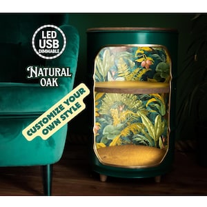 Mesa de cabeceira artesanal feita com tambor de óleo verde: Prateleiras de carvalho, decoração inspirada na selva. Luzes de LED com alimentação USB e intensidade ajustável.