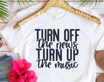 Camisetas apaga las noticias, sube la música, camiseta relajada, camiseta divertida, camiseta de mujer