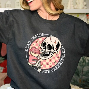 Sweat-shirt mort à l&#39;intérieur mais contenant de la caféine, chemise d&#39;Halloween morte à l&#39;intérieur, chemise d&#39;Halloween squelette pour femme, costume d&#39;Halloween drôle
