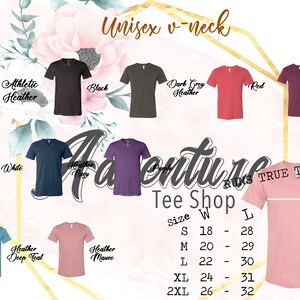 Puede incluir: Un gr&aacute;fico que muestra las medidas de talla y ancho para camisetas unisex de cuello en V en una variedad de colores, incluyendo gris deportivo, negro, gris oscuro, rojo, granate, blanco, azul marino jaspeado, morado, azul oscuro jaspeado y malva jaspeado. El gr&aacute;fico tambi&eacute;n incluye el texto "Runs True to Size" y "Adventure Tee Shop".