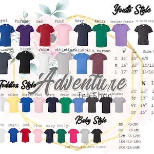 Puede incluir: Un gr&aacute;fico que muestra diferentes colores y tama&ntilde;os de camisetas para ni&ntilde;os, beb&eacute;s y ni&ntilde;os peque&ntilde;os. El gr&aacute;fico incluye el texto "Adventure" en una fuente grande y estilizada. El gr&aacute;fico tambi&eacute;n incluye medidas de tama&ntilde;o en pulgadas.