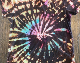 Omgekeerde zwarte tie-dye T-shirt voor vrouwen in regenboogwerveling, regenboog tie-dye shirt voor vrouwen, regenboog tie-dye T-shirt voor vrouwen, omgekeerde tie-dye