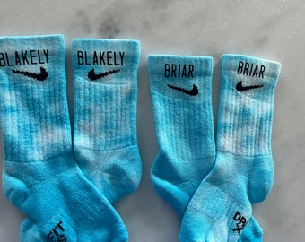 Calcetines Nike personalizados con teñido anudado, con color y nombre a elegir, en azul, verde y arcoíris, tallas para niños y adultos. Calcetines Nike personalizados con teñido anudado.