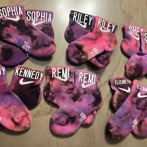 Omgekeerde tie-dye, zwarte tie-dye sokken voor kinderen, volwassenen, met witte gepersonaliseerde naam naar keuze, op maat gemaakte gepersonaliseerde sokken, kinderen en volwassenen