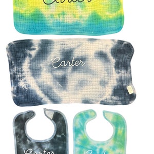 Paquete de regalo para bebés para ducha, regalos para bebés, canastilla para bebés recién nacidos, dos prendas para eructar para bebés con tinte de corbata personalizado, dos baberos de algodón para bebés