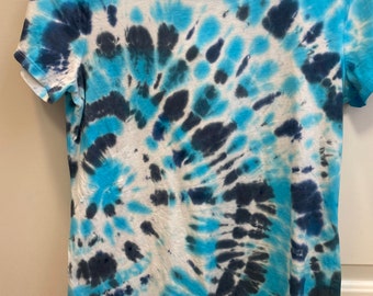 Batikmönstrad t-shirt för kvinnor, män och barn / batikmönstrad t-shirt / batikmönstrad t-shirt / svart och blå batikmönstrad / vår 2021/sommar 2021/ regnbågsrosa