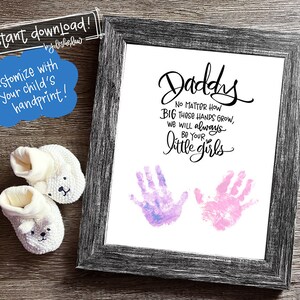 TWINS/ ZUSSEN VERSIE Daddy's Little Girls Handprint Art | Aanpassen met dochters handafdrukken | 100% met de hand geletterd | Leuk uniek vadercadeau