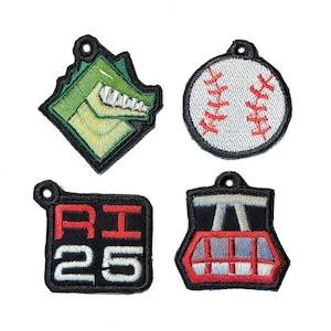 Może przedstawiać: Cztery haftowane naszywki z czarnymi obramowaniami. Wzory obejmują zieloną głowę aligatora, piłkę do baseballu z czerwonymi szwami, litery "RI" nad numerem "25" oraz czerwoną i szarą kolejkę linową.