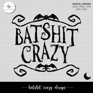 Puede incluir: Diseño digital en blanco y negro con el texto "BATSHIT CRAZY" en una fuente estilizada con murciélagos y remolinos. El texto "batshit crazy design" también se incluye en la parte inferior del diseño.
