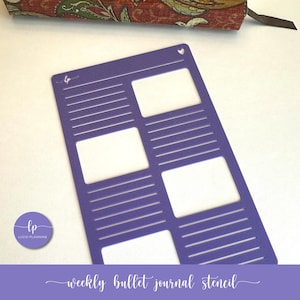 Può includere: Uno stencil viola per bullet journal settimanale con ritagli rettangolari e linee orizzontali per la pianificazione. Lo stencil ha un piccolo cuore e il numero 4. Il testo "weekly bullet journal stencil" è in basso.