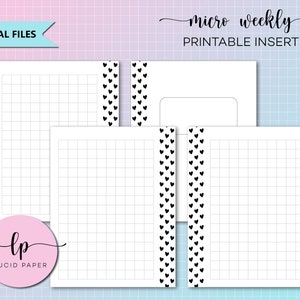 Könnte beinhalten: Druckbarer Micro-Wochenplaner-Einsatz mit Rastermuster. Der Einsatz hat einen schwarzen Herzmuster-Rand. Der Text "micro weekly printable insert" befindet sich oben auf der Seite.