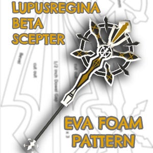 Könnte beinhalten: Ein EVA-Schaummuster für ein Zepter. Das Zepter hat einen langen, dunkelgrauen Griff mit einem dekorativen Kopf mit schwarzen, goldenen und weißen Akzenten. Der Text "LUPUSREGINA BETA SCEPTER" und "EVA FOAM PATTERN" sind im Bild zu sehen.