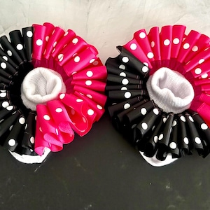 Rosa und schwarze Rüschensocken und Schleife, Tutu-Socken mit Punkten, Minnie-Maus-Thema