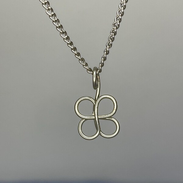 Collar de cadena de alambre de plata hecho a mano con trébol de cuatro hojas