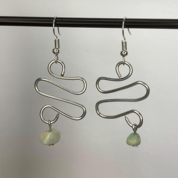 Pendientes hechos a mano de alambre de plata y cristal.